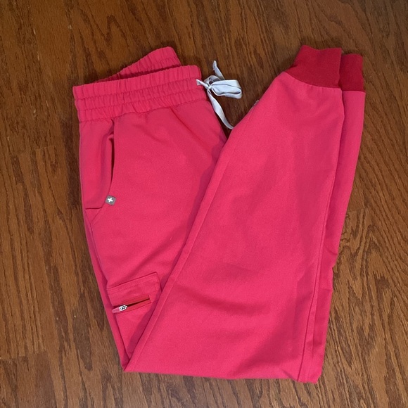 Figs Scrubs: Shocking Pink Catarina One-Pocket Top and Zamora High-Waisted Pant - Picture 2 of 2